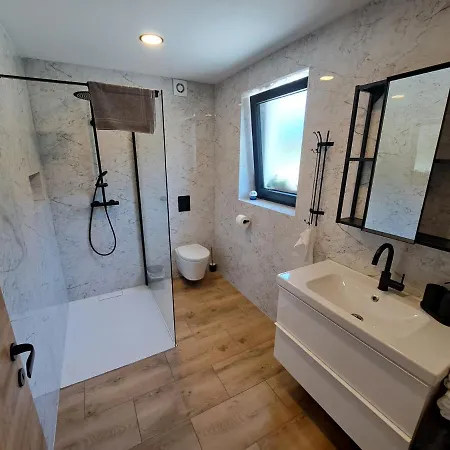 Riverside Apartma 1,